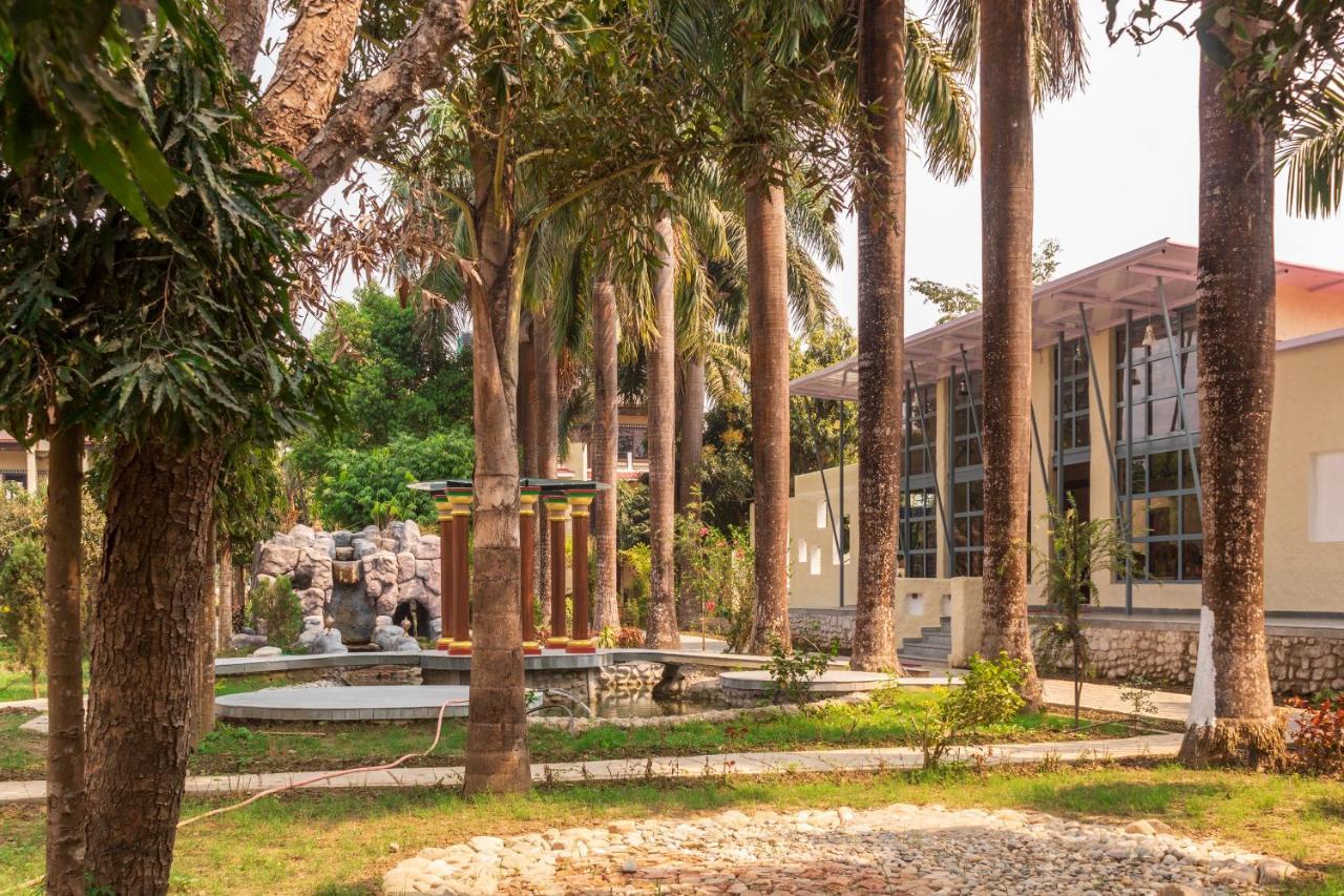 Royal Tiger Luxury Resort 4 Star Sauraha Exterior photo