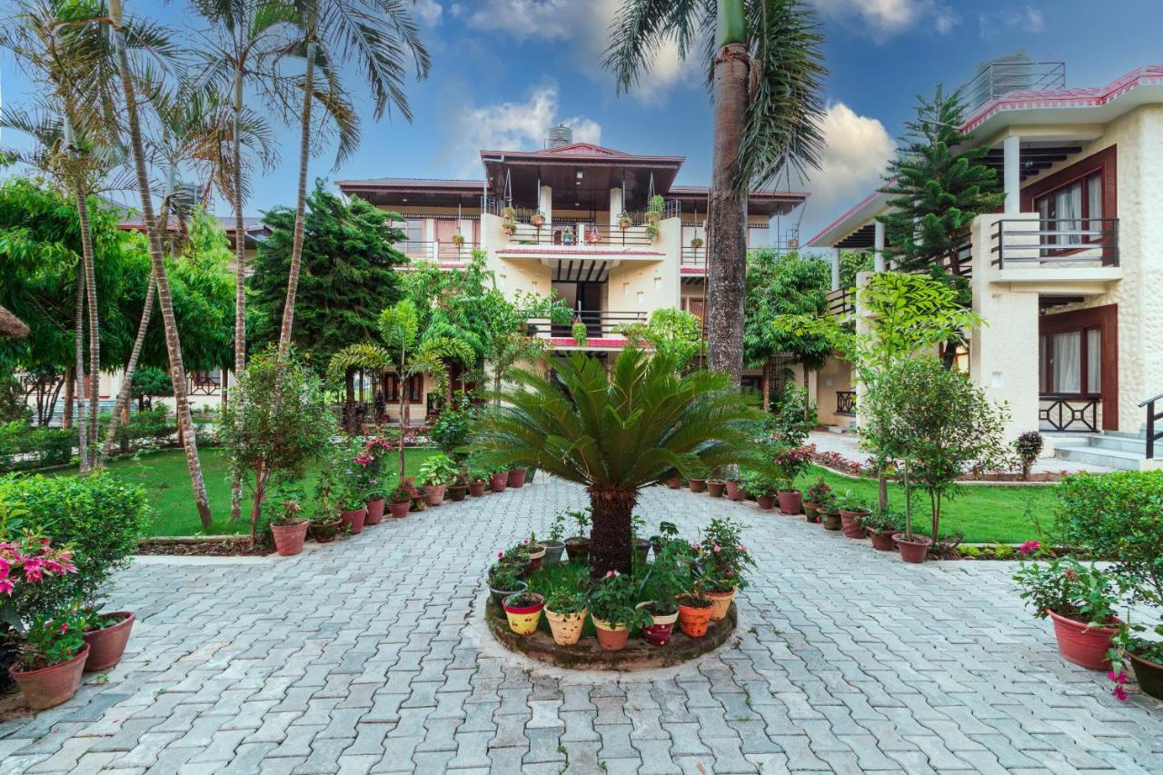 Royal Tiger Luxury Resort 4 Star Sauraha Exterior photo