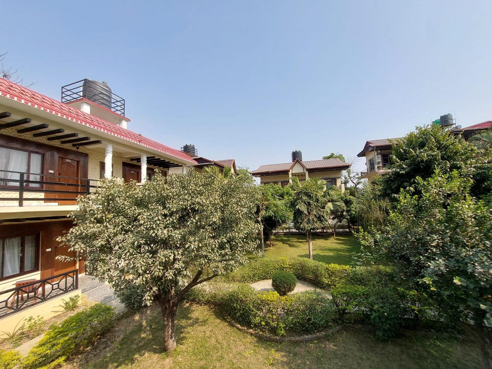 Royal Tiger Luxury Resort 4 Star Sauraha Exterior photo