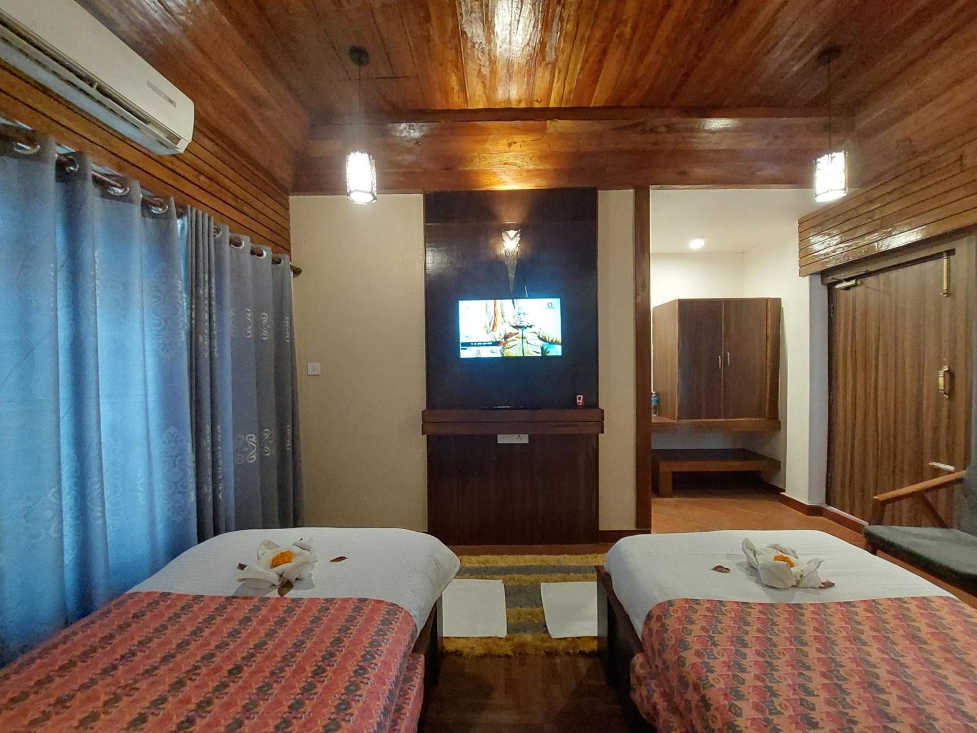 Royal Tiger Luxury Resort 4 Star Sauraha Exterior photo