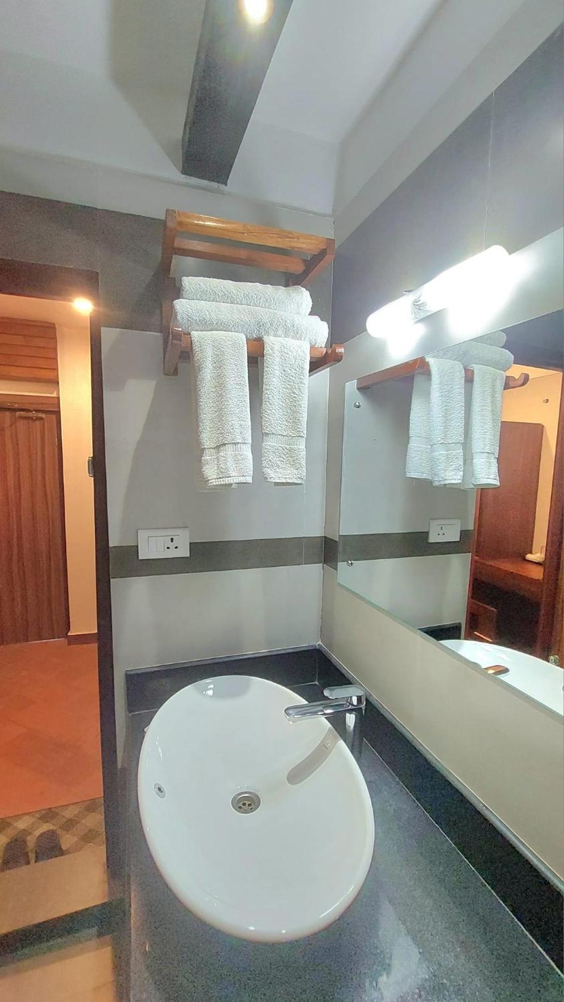 Royal Tiger Luxury Resort 4 Star Sauraha Exterior photo