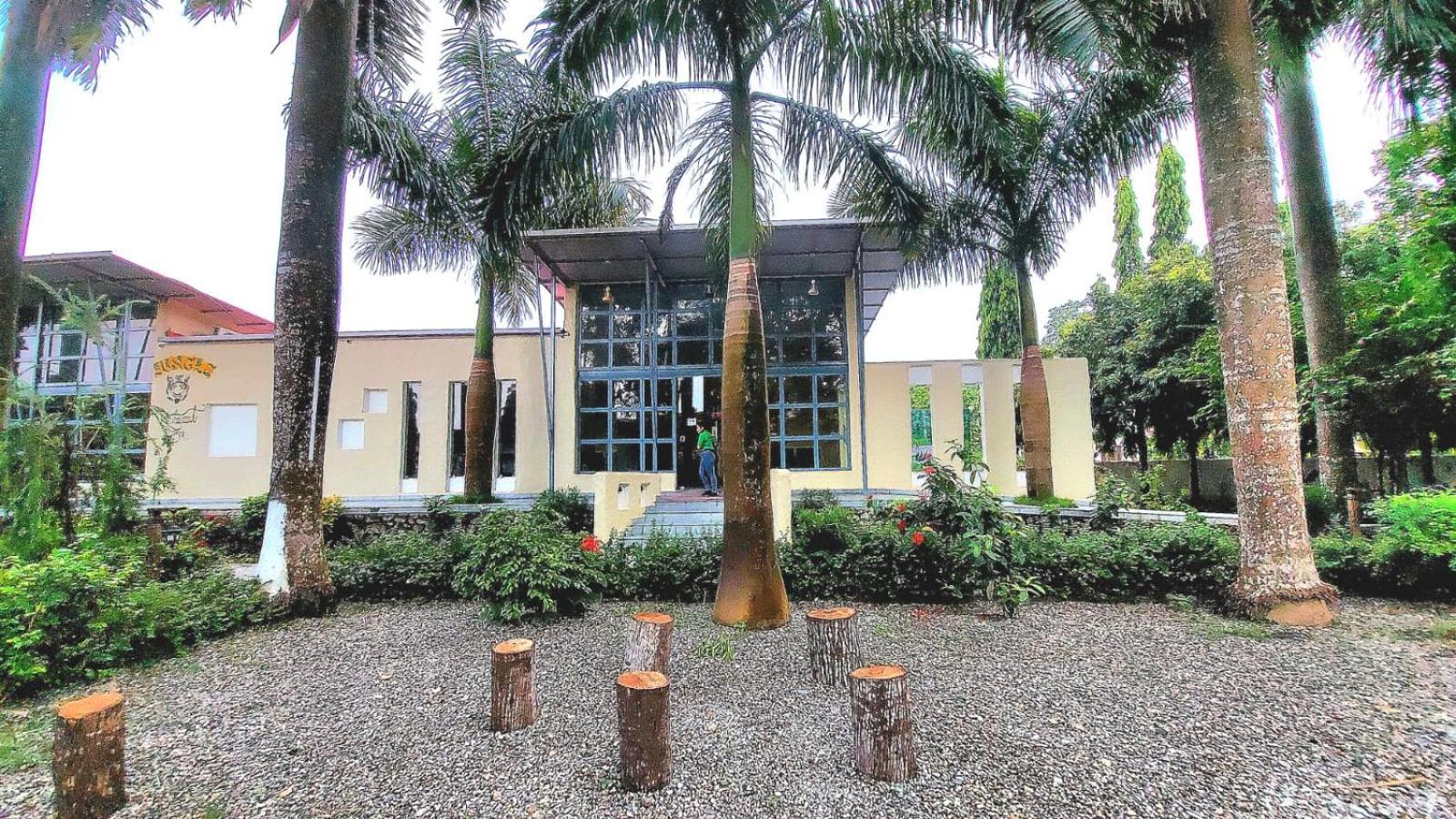 Royal Tiger Luxury Resort 4 Star Sauraha Exterior photo